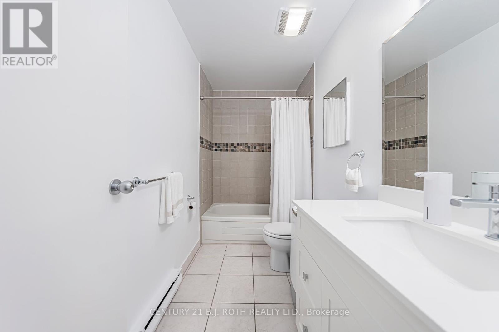 G10 - 147 Edgehill Drive, Barrie, ON - Indoor Photo Showing Bathroom