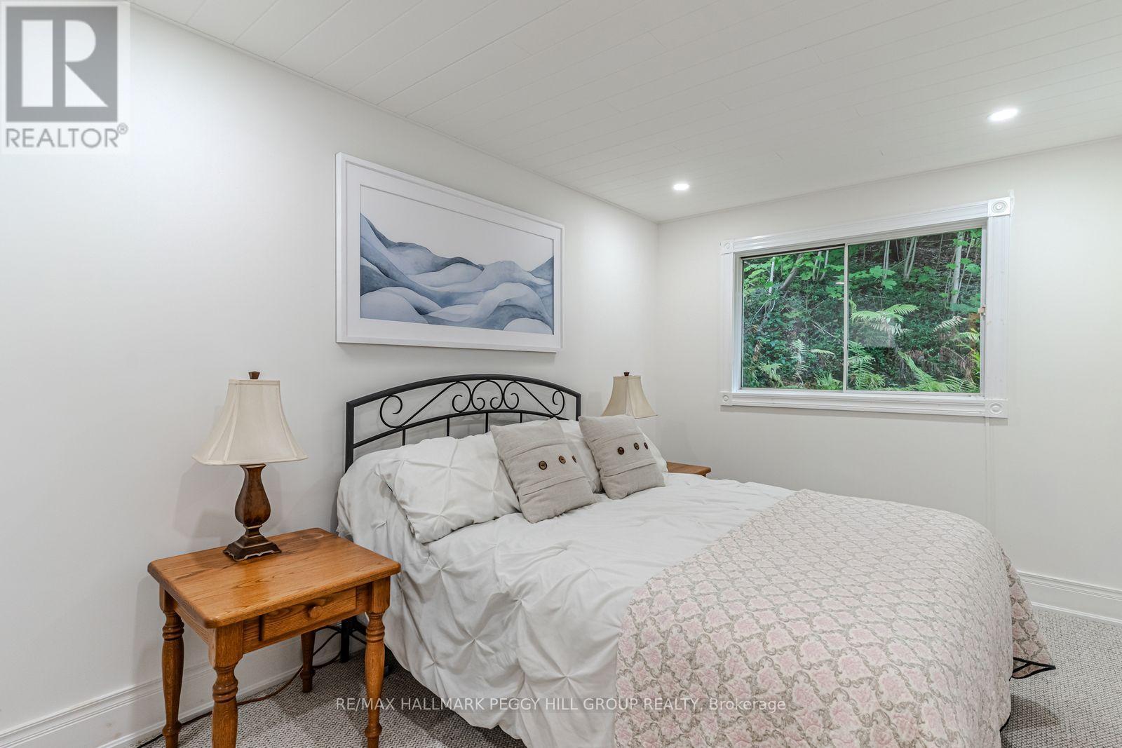 8275 County Road 9, Clearview, ON - Indoor Photo Showing Bedroom