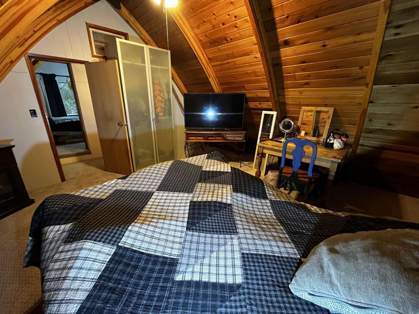 14371 Alpine Boulevard|Sunshine Valley, Sunshine Valley, BC - Indoor Photo Showing Bedroom