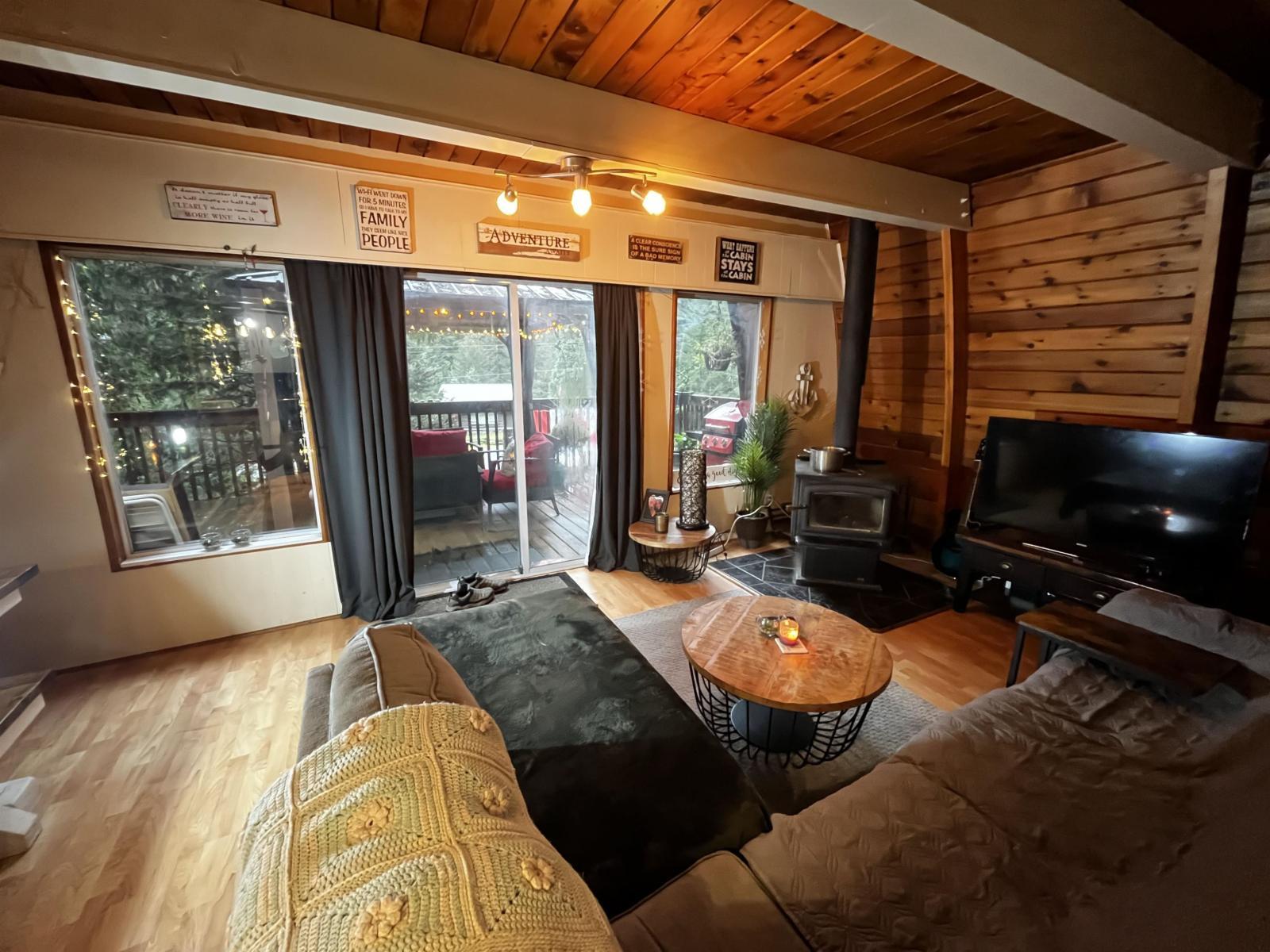 14371 Alpine Boulevard|Sunshine Valley, Sunshine Valley, BC - Indoor Photo Showing Living Room
