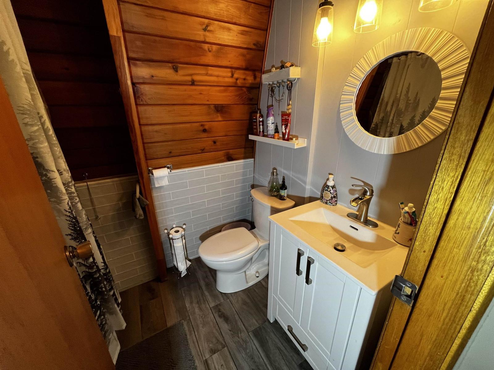 14371 Alpine Boulevard|Sunshine Valley, Sunshine Valley, BC - Indoor Photo Showing Bathroom
