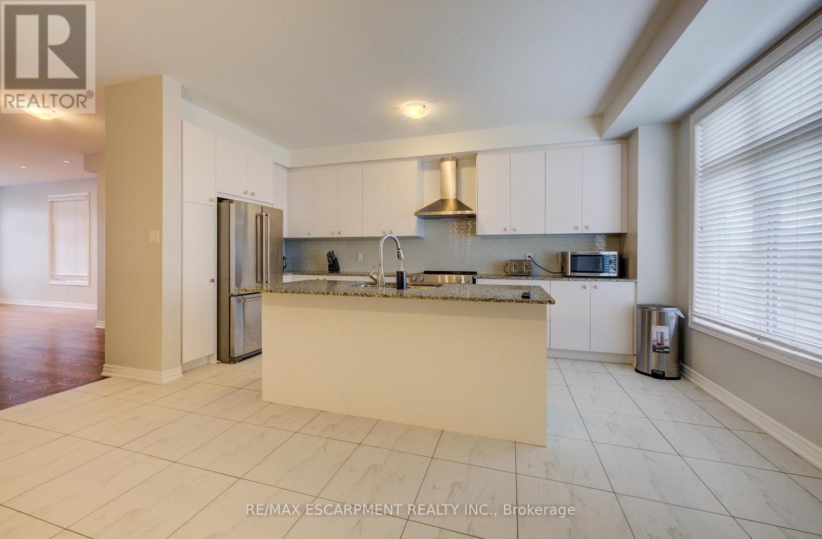 2285 Khalsa Gate, Oakville, ON - Indoor Photo Showing Kitchen With Stainless Steel Kitchen