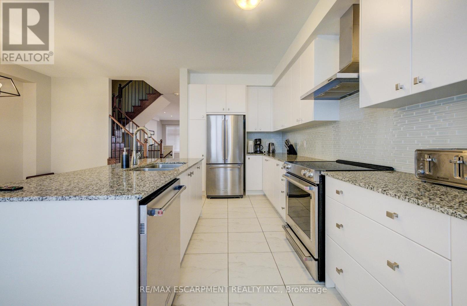 2285 Khalsa Gate, Oakville, ON - Indoor Photo Showing Kitchen With Stainless Steel Kitchen With Double Sink With Upgraded Kitchen