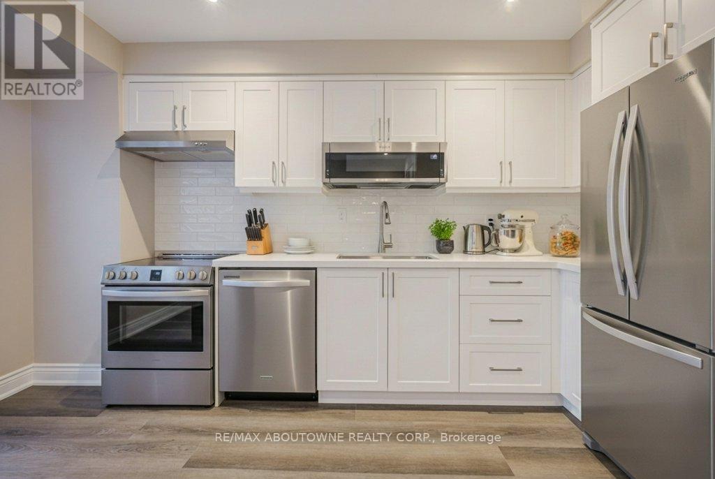 13 Normandy Place, Oakville, ON - Indoor Photo Showing Kitchen With Stainless Steel Kitchen