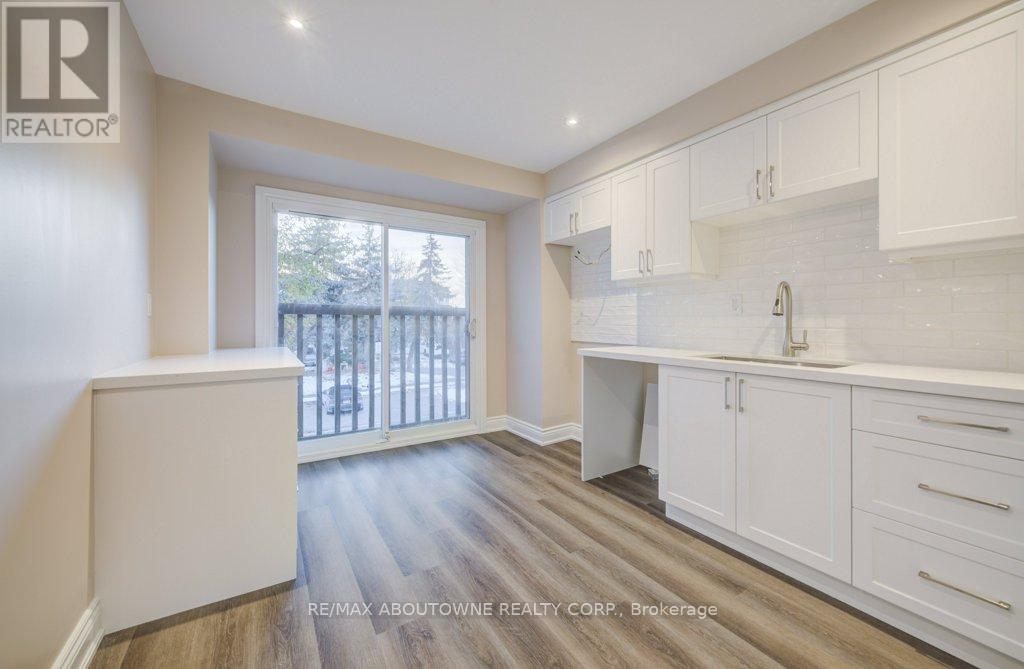 13 Normandy Place, Oakville, ON - Indoor Photo Showing Kitchen