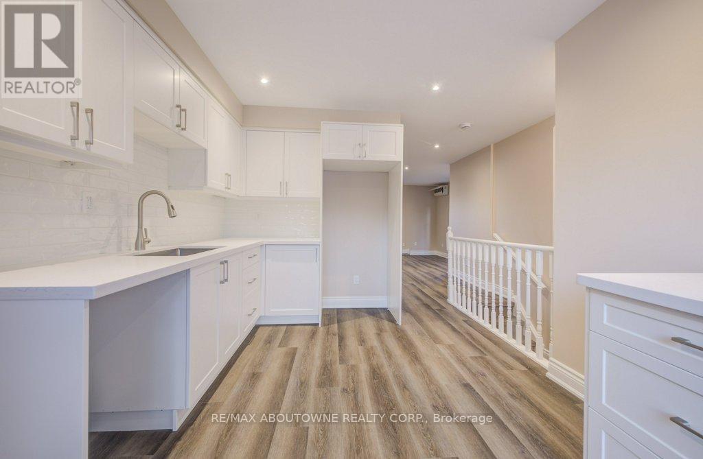 13 Normandy Place, Oakville, ON - Indoor Photo Showing Kitchen