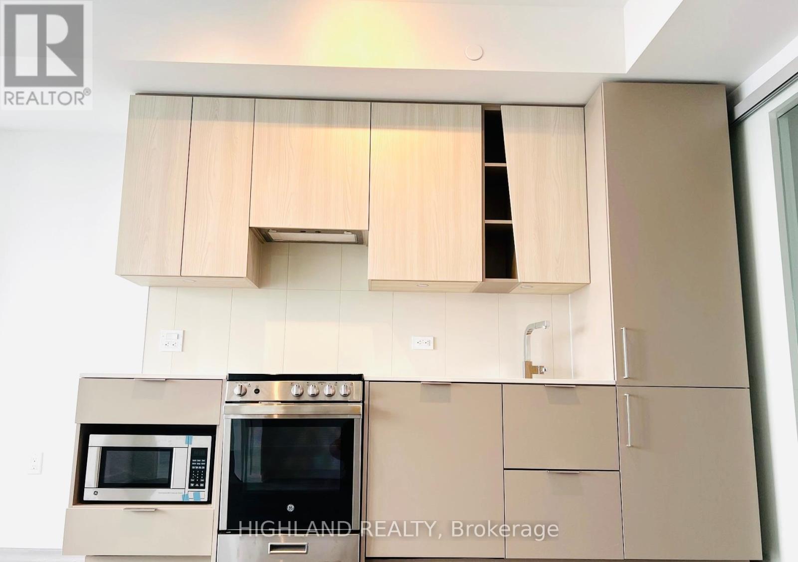 5706 - 3900 Confederation Parkway, Mississauga, ON - Indoor Photo Showing Kitchen