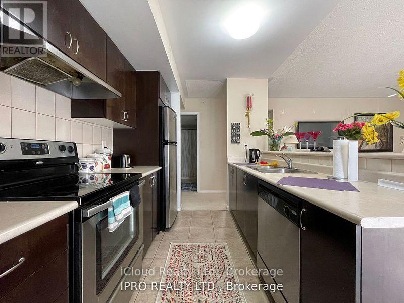 111 - 5100 Winston Churchill Boulevard, Mississauga, ON - Indoor Photo Showing Kitchen With Double Sink