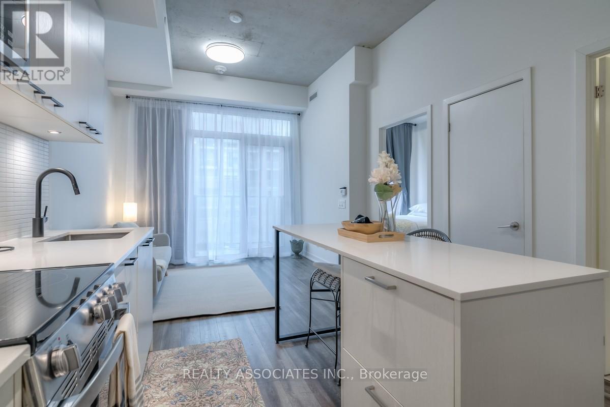 609 - 1808 St. Clair Avenue W, Toronto, ON - Indoor Photo Showing Kitchen With Upgraded Kitchen