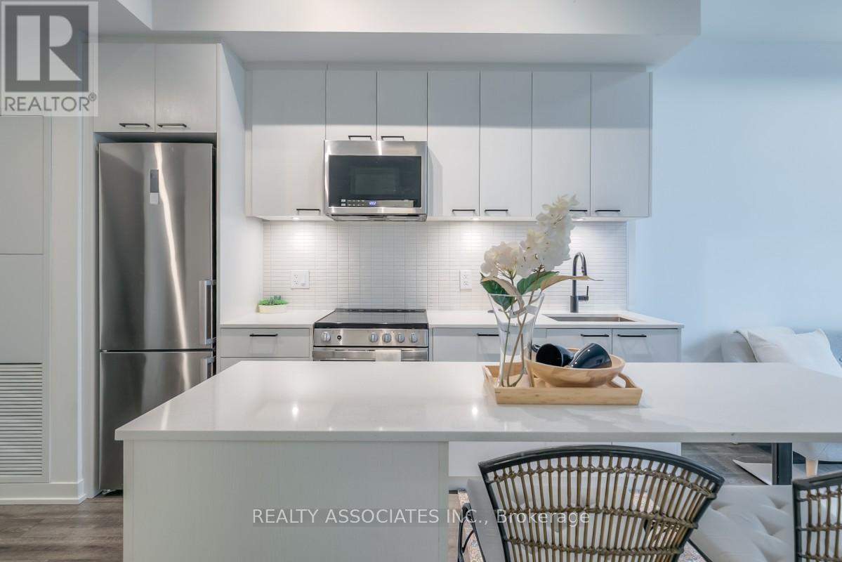 609 - 1808 St. Clair Avenue W, Toronto, ON - Indoor Photo Showing Kitchen With Upgraded Kitchen