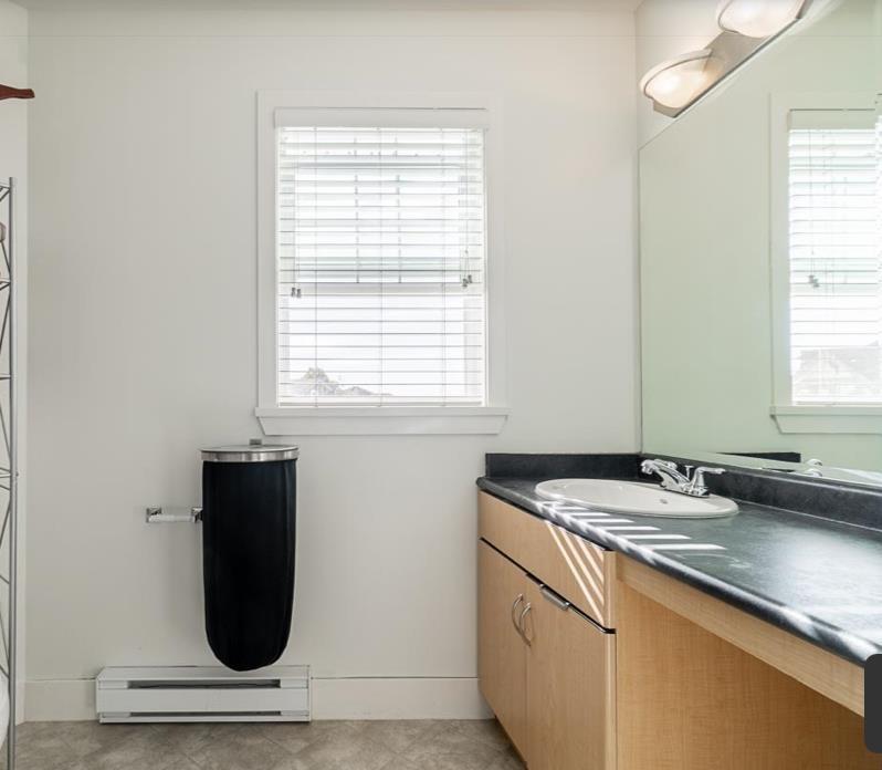 Basement 690X 190 Street, Surrey, BC - Indoor Photo Showing Bathroom
