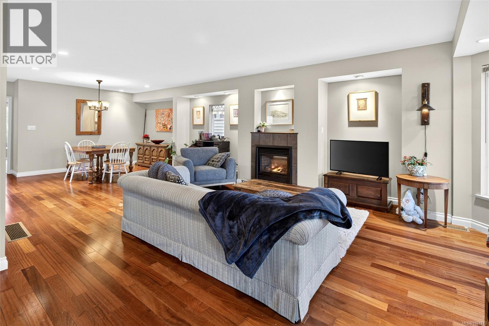 9950 Seaview St, Chemainus, BC - Indoor Photo Showing Living Room With Fireplace