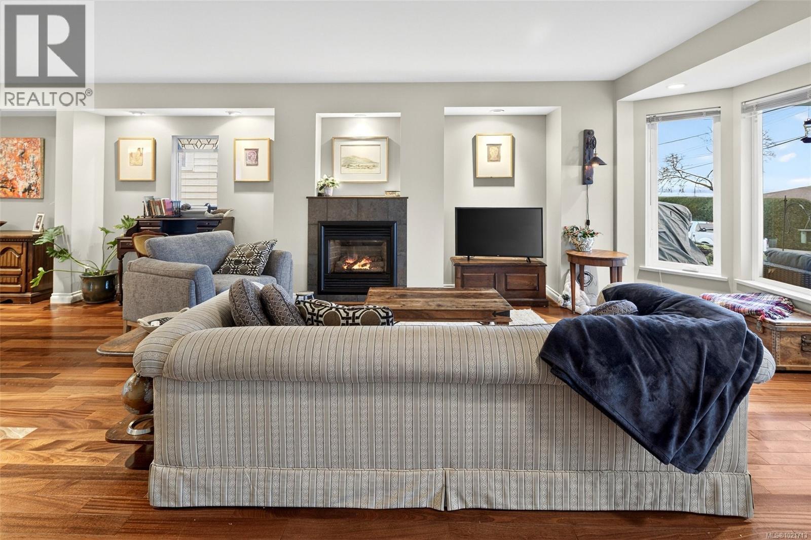 9950 Seaview St, Chemainus, BC - Indoor Photo Showing Living Room With Fireplace