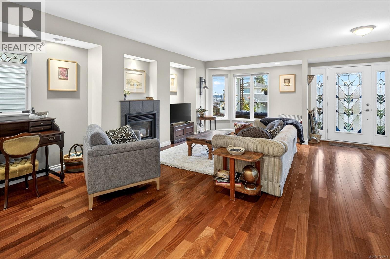 9950 Seaview St, Chemainus, BC - Indoor Photo Showing Living Room With Fireplace