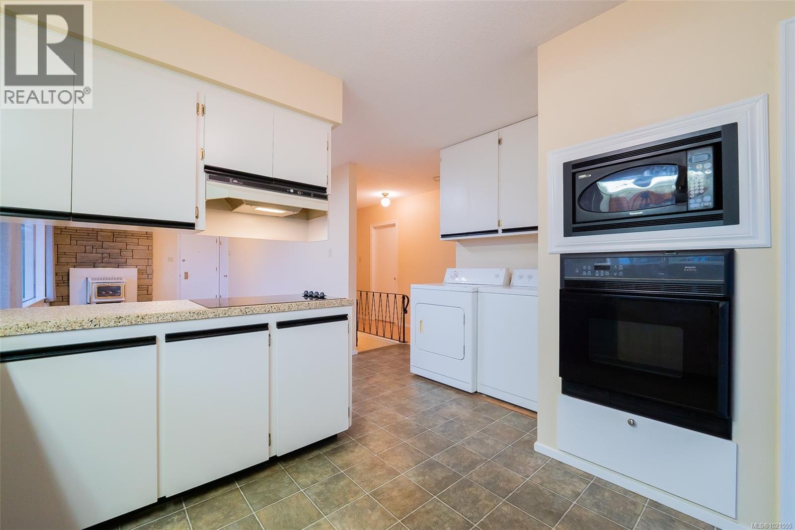 2620 Glenayr Dr, Nanaimo, BC - Indoor Photo Showing Kitchen