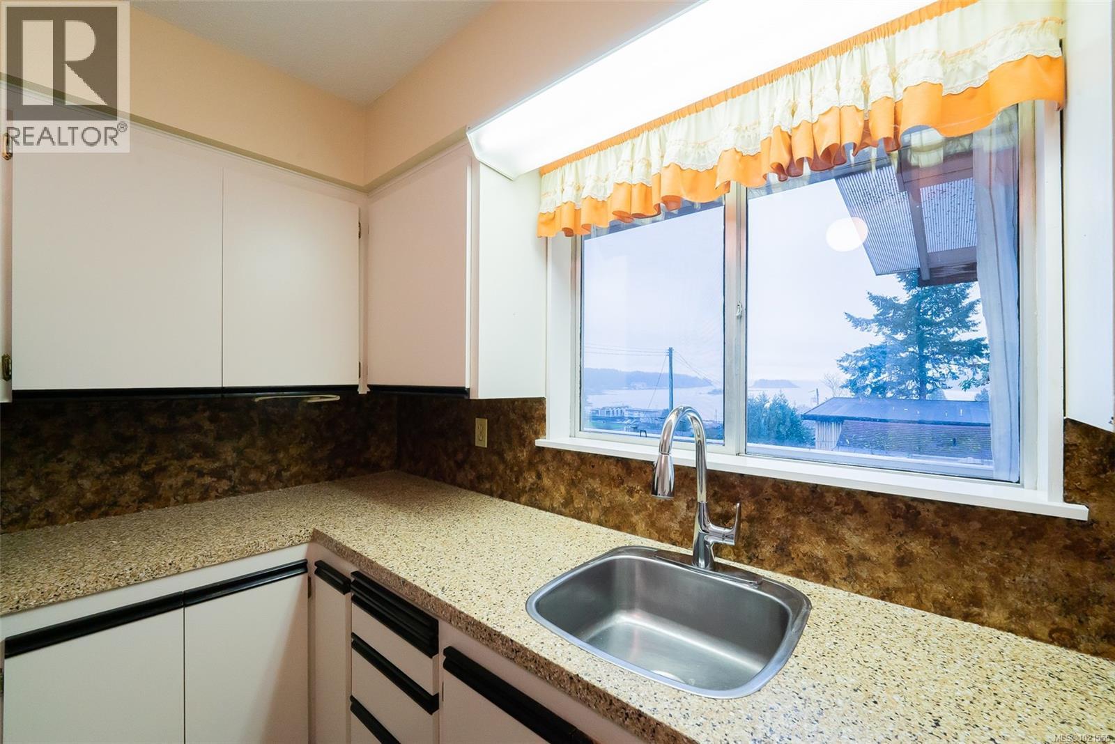 2620 Glenayr Dr, Nanaimo, BC - Indoor Photo Showing Kitchen