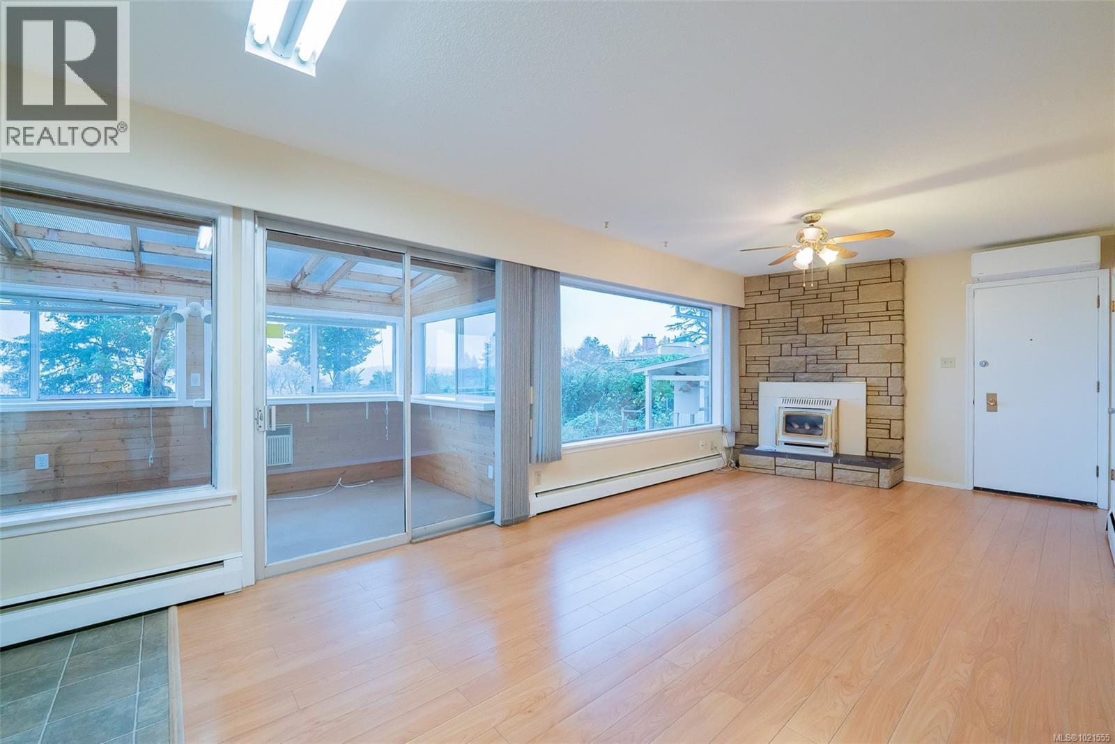 2620 Glenayr Dr, Nanaimo, BC - Indoor Photo Showing Living Room With Fireplace