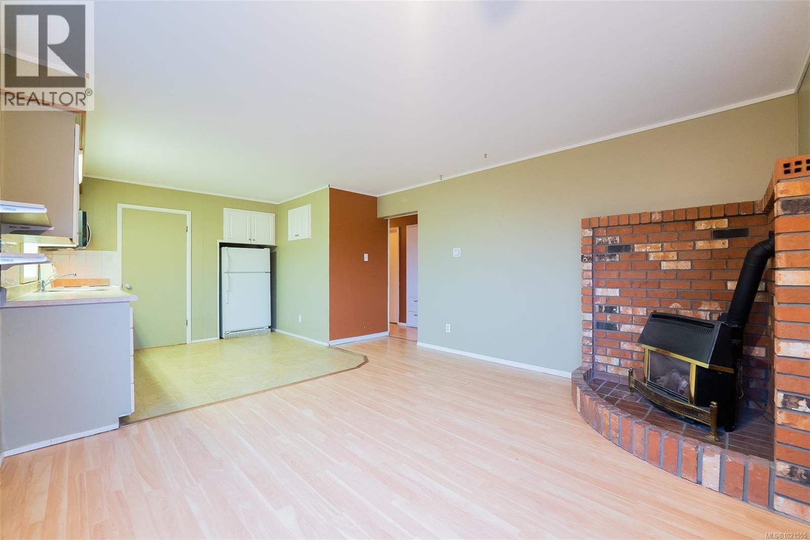 2620 Glenayr Dr, Nanaimo, BC - Indoor With Fireplace