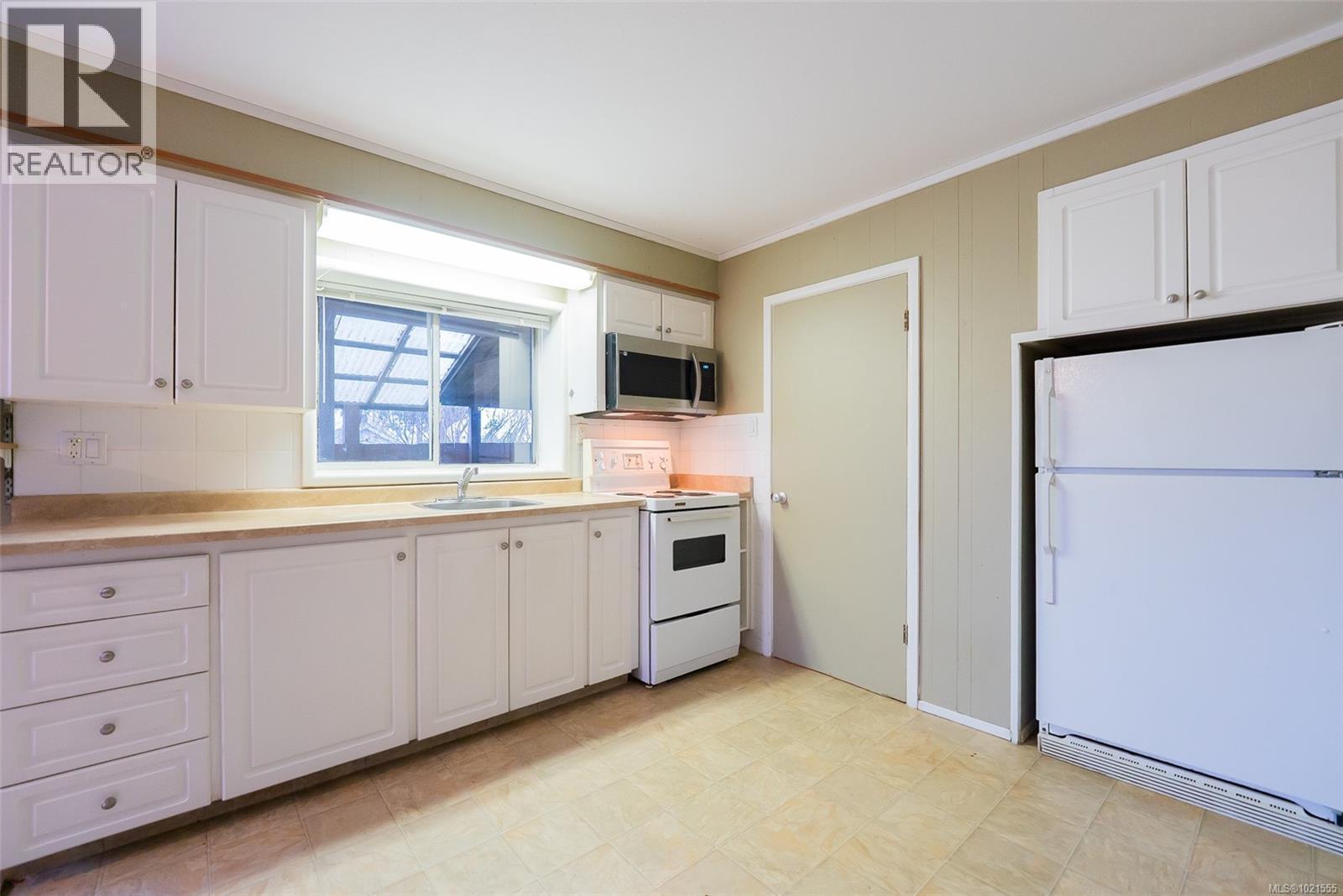 2620 Glenayr Dr, Nanaimo, BC - Indoor Photo Showing Kitchen