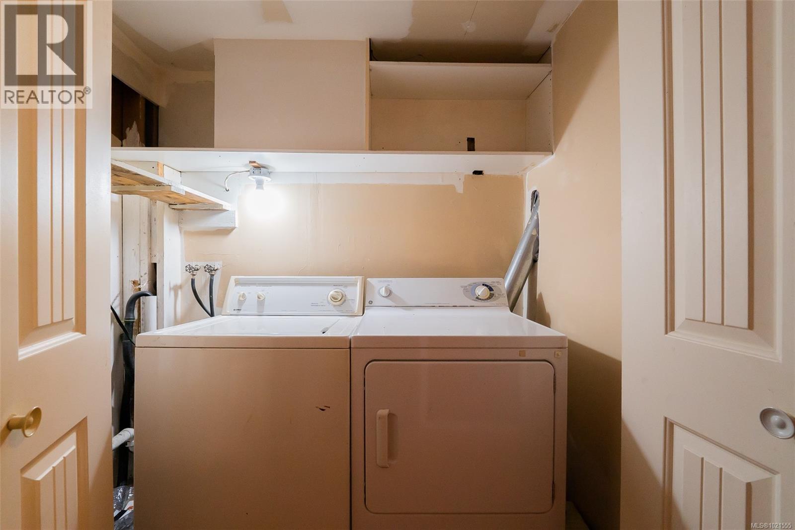 2620 Glenayr Dr, Nanaimo, BC - Indoor Photo Showing Laundry Room