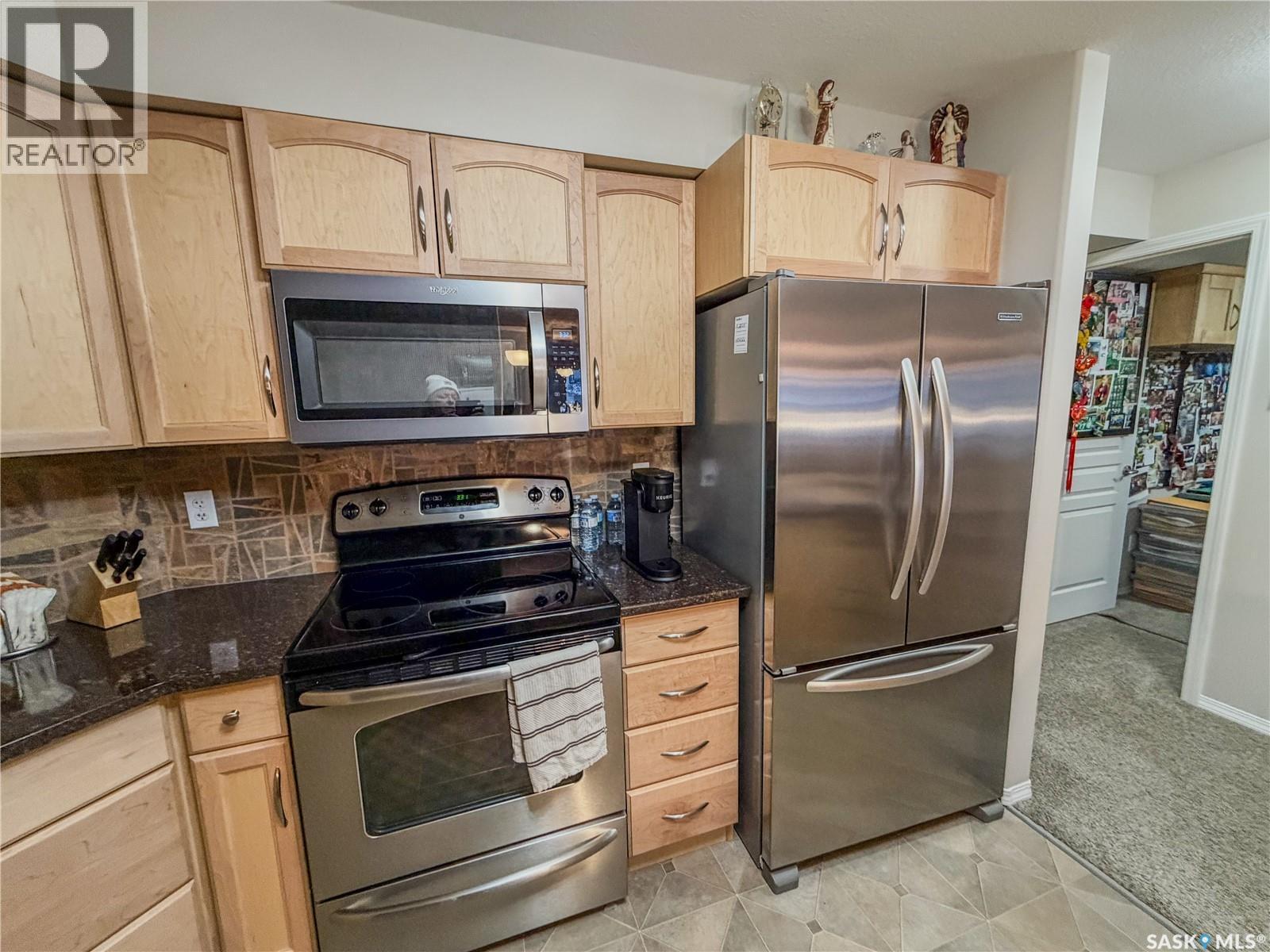 306 345 Morrison Drive, Yorkton, SK - Indoor Photo Showing Kitchen
