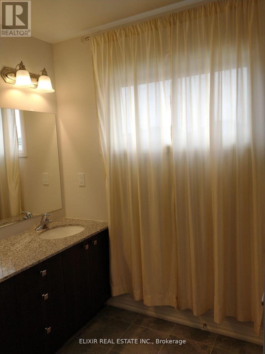 3 Weylie Street E, Hamilton, ON - Indoor Photo Showing Bathroom