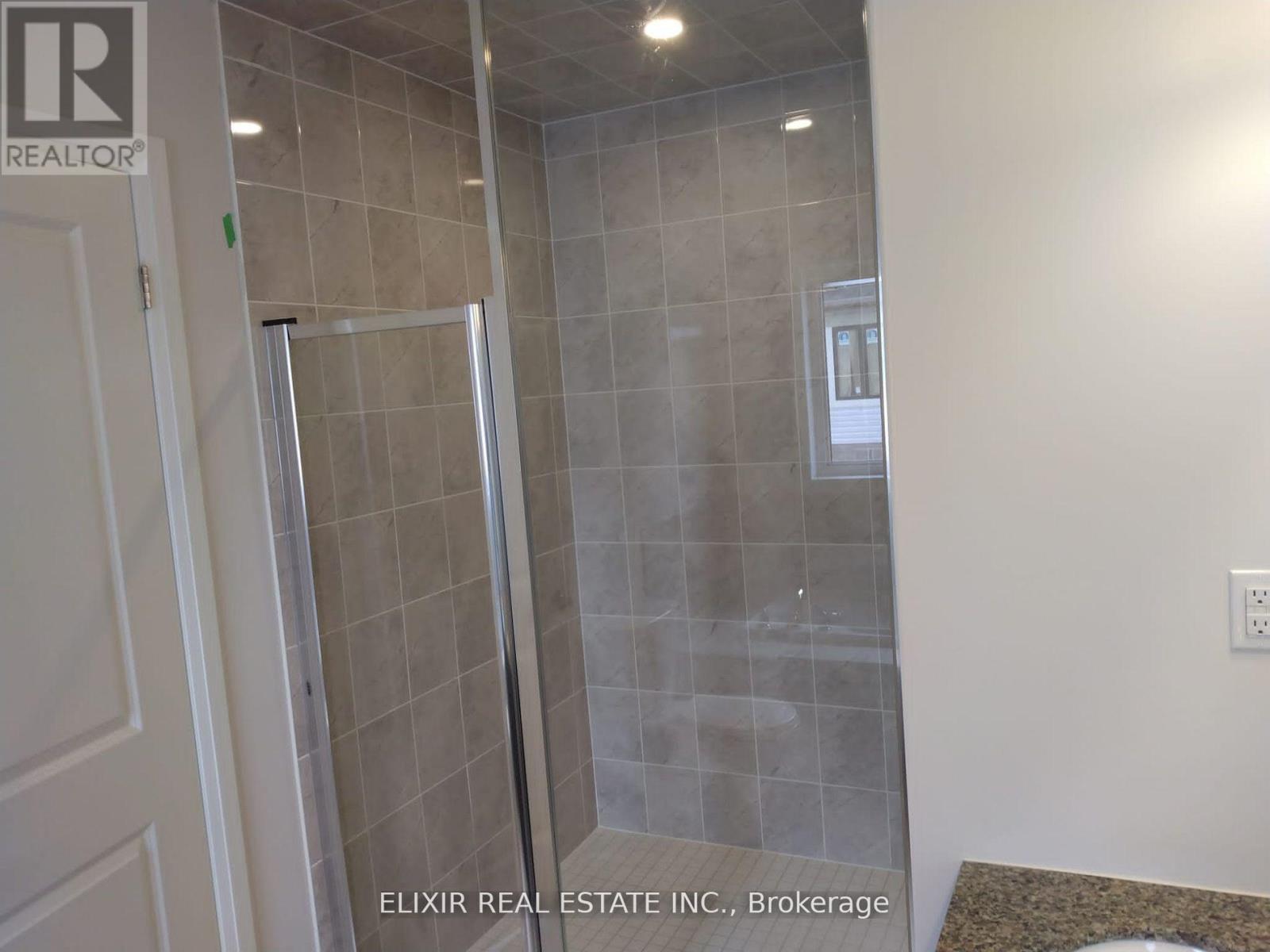 3 Weylie Street E, Hamilton, ON - Indoor Photo Showing Bathroom