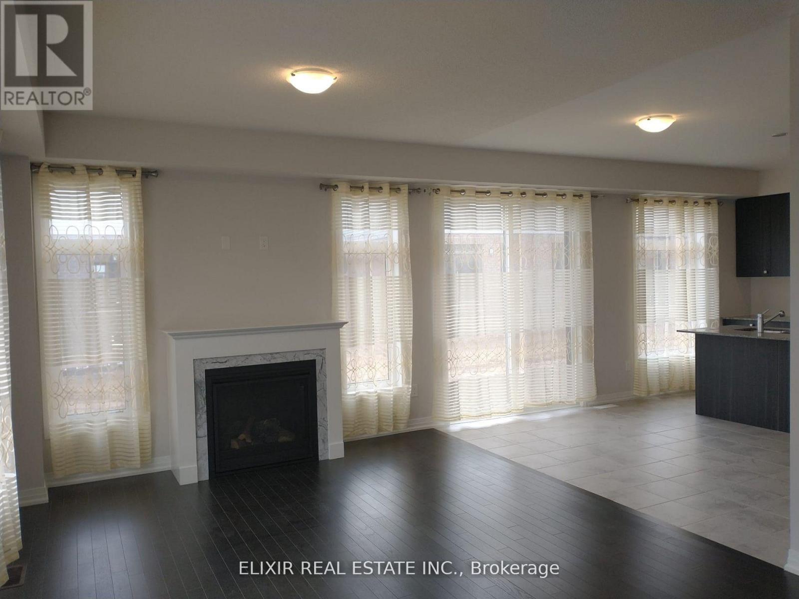 3 Weylie Street E, Hamilton, ON - Indoor Photo Showing Living Room With Fireplace