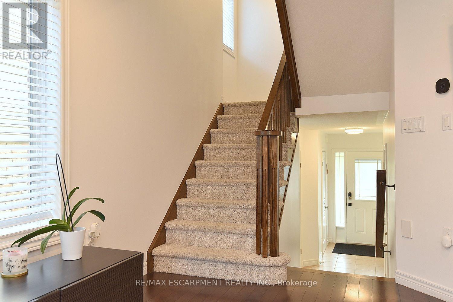 102 Celestial Crescent, Hamilton, ON - Indoor Photo Showing Other Room