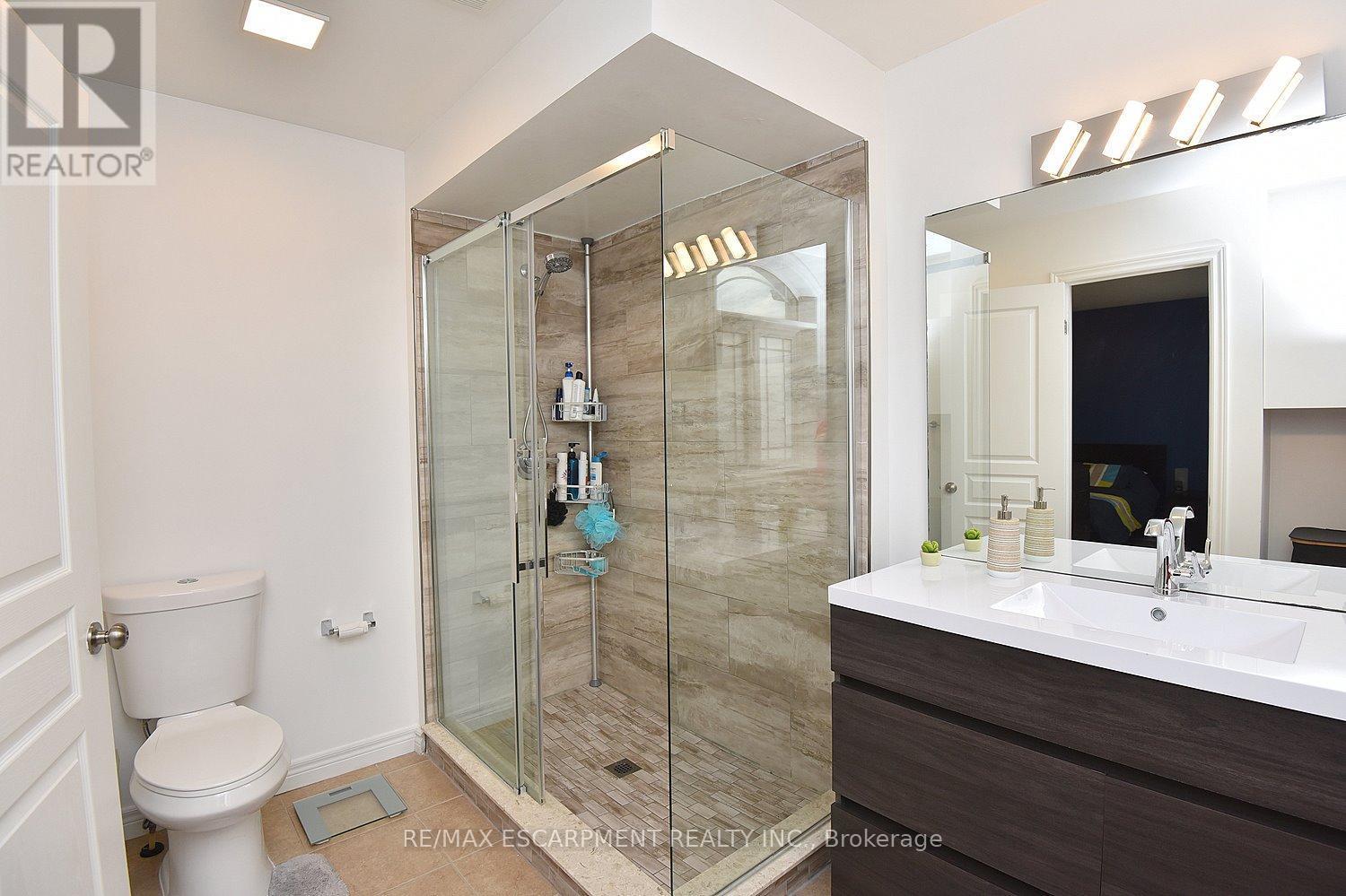 102 Celestial Crescent, Hamilton, ON - Indoor Photo Showing Bathroom