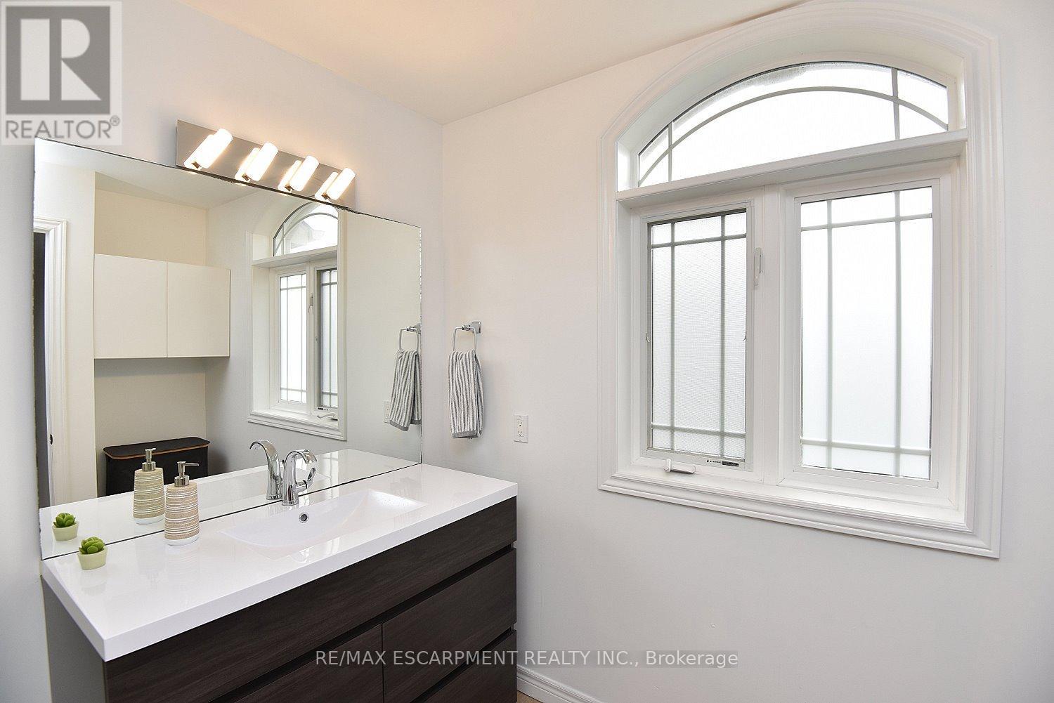 102 Celestial Crescent, Hamilton, ON - Indoor Photo Showing Bathroom