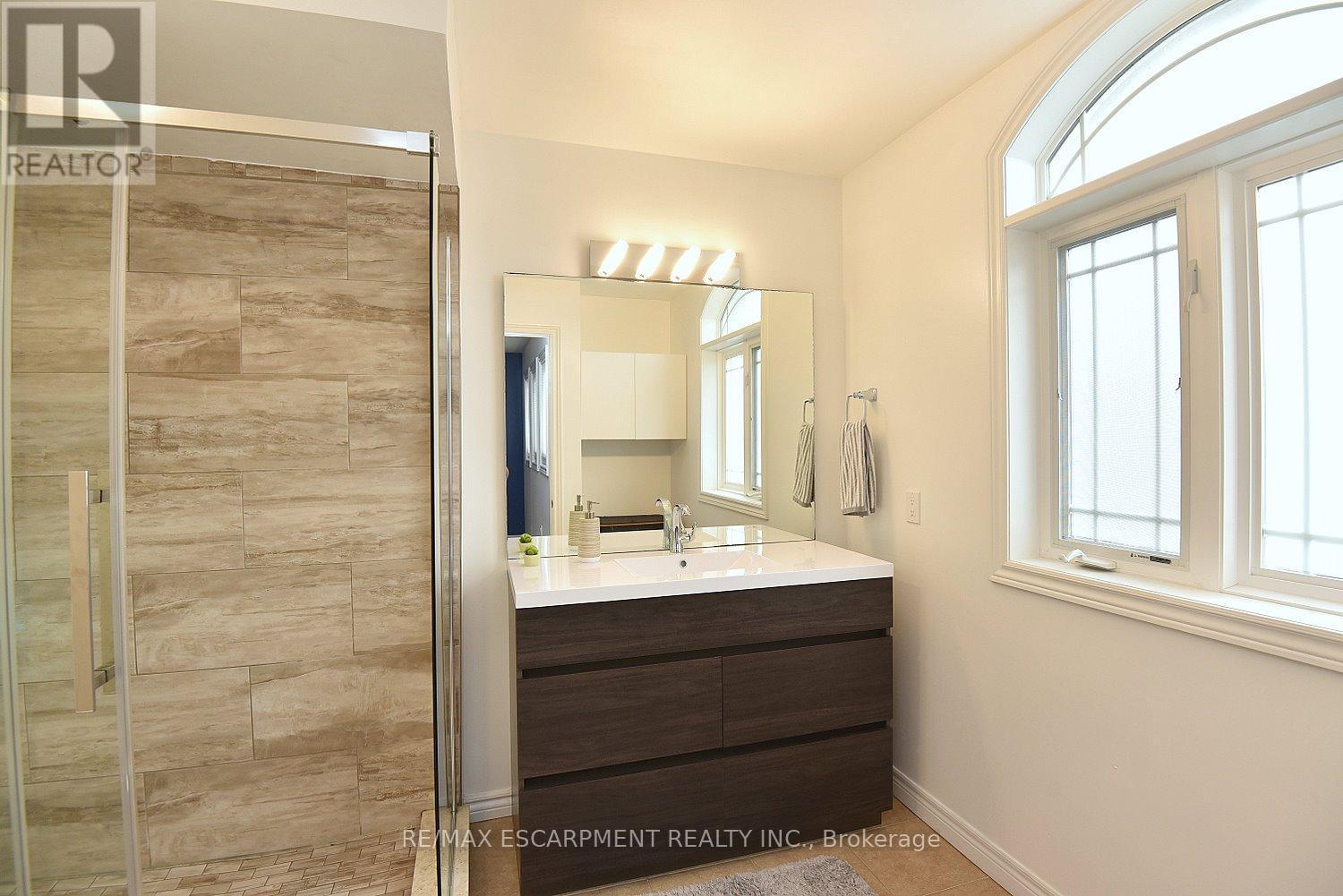 102 Celestial Crescent, Hamilton, ON - Indoor Photo Showing Bathroom