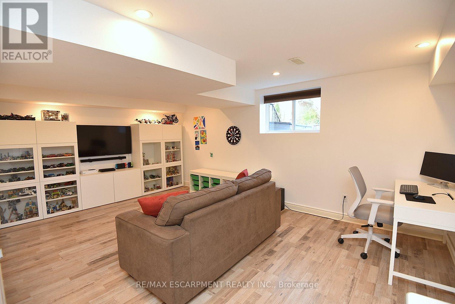 102 Celestial Crescent, Hamilton, ON - Indoor Photo Showing Other Room