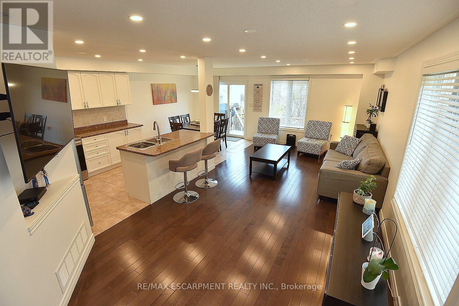 102 Celestial Crescent, Hamilton, ON - Indoor Photo Showing Living Room