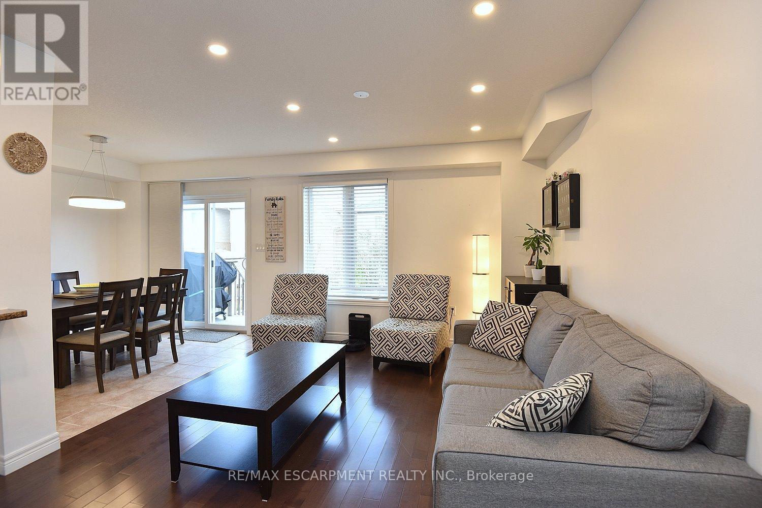 102 Celestial Crescent, Hamilton, ON - Indoor Photo Showing Living Room