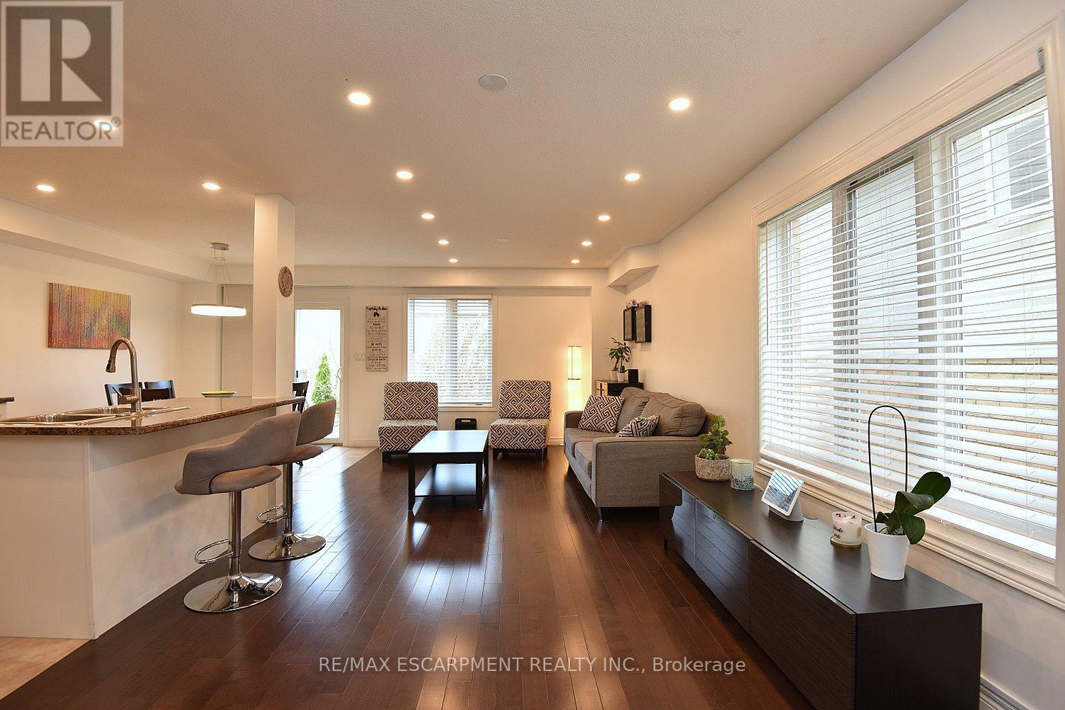 102 Celestial Crescent, Hamilton, ON - Indoor Photo Showing Living Room