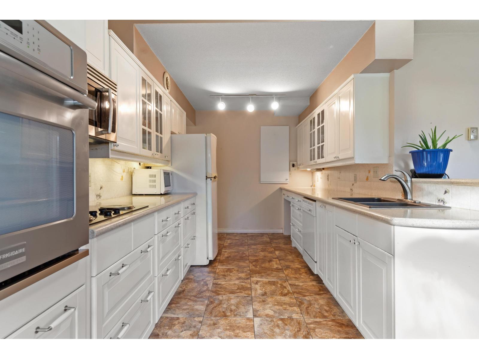 8058 Glover Road, Langley, BC - Indoor Photo Showing Kitchen With Double Sink