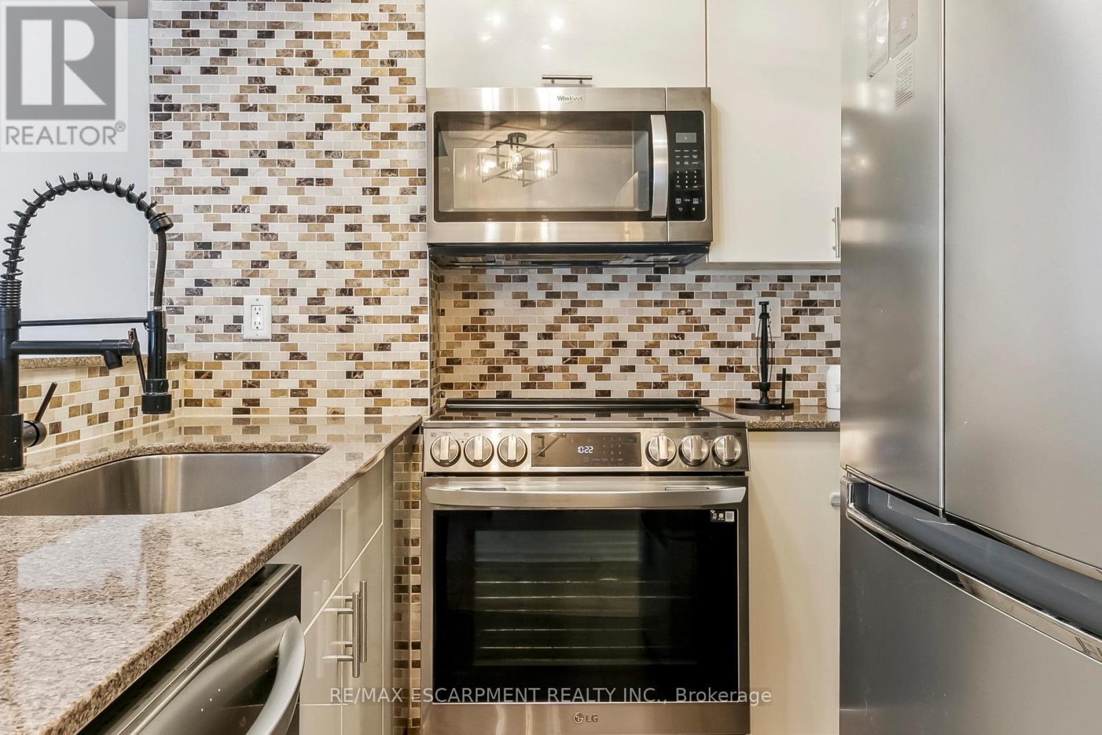 628 - 801 King Street W, Toronto, ON - Indoor Photo Showing Kitchen With Upgraded Kitchen