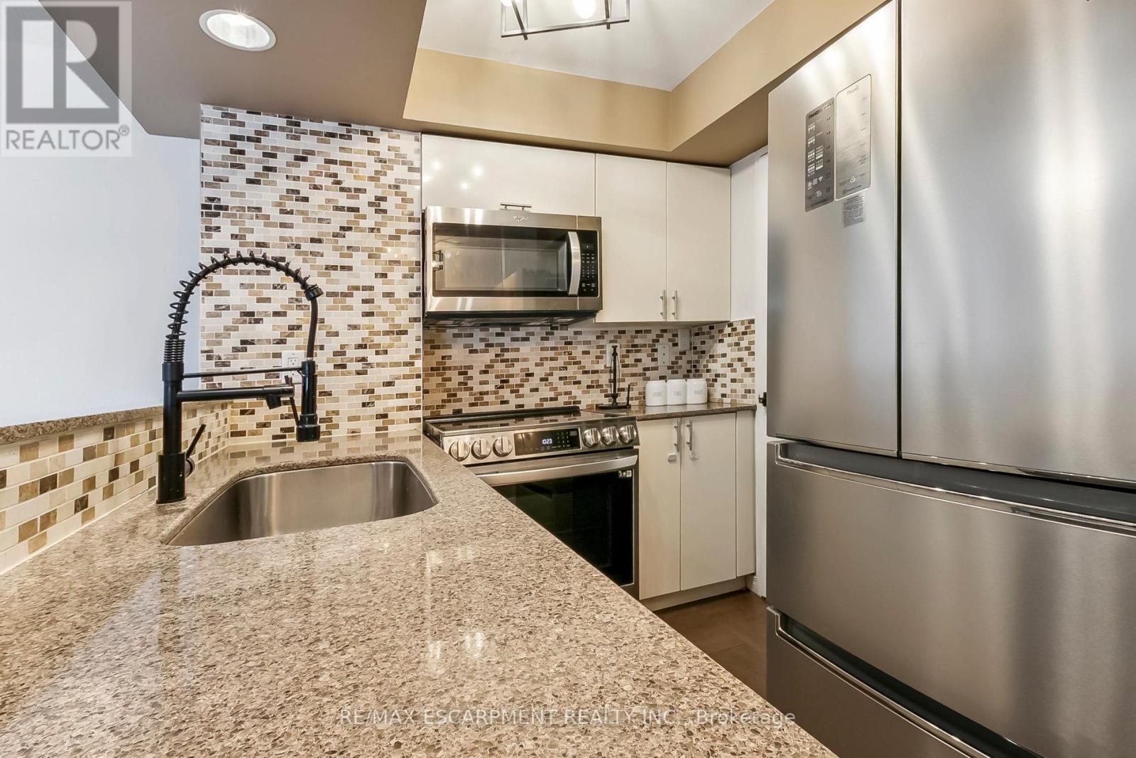 628 - 801 King Street W, Toronto, ON - Indoor Photo Showing Kitchen With Upgraded Kitchen