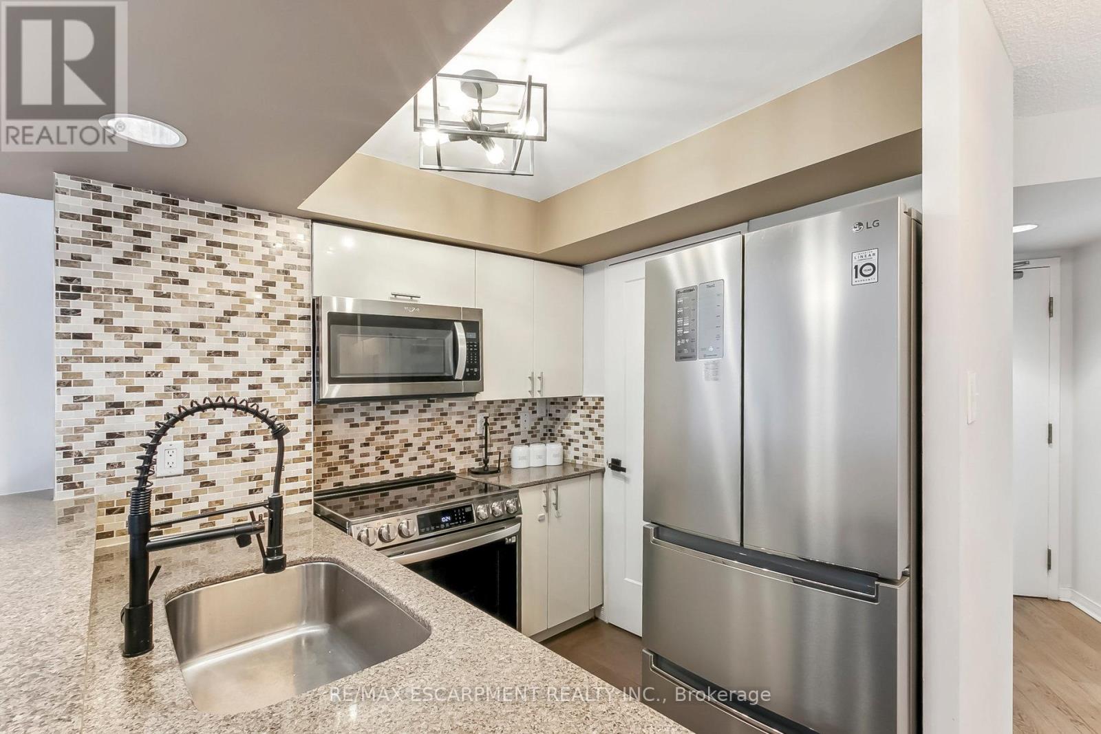 628 - 801 King Street W, Toronto, ON - Indoor Photo Showing Kitchen With Double Sink With Upgraded Kitchen