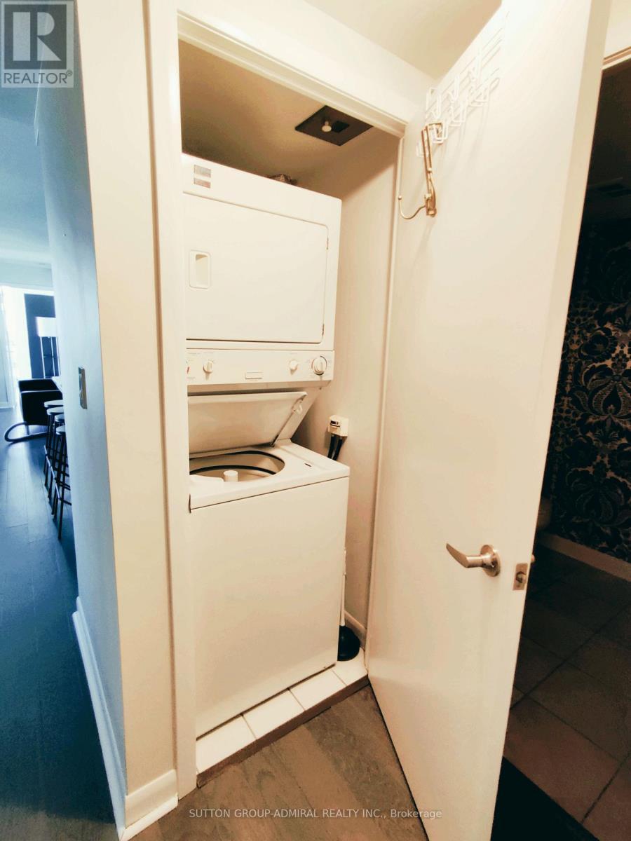 1405 - 600 Fleet Street, Toronto, ON - Indoor Photo Showing Laundry Room