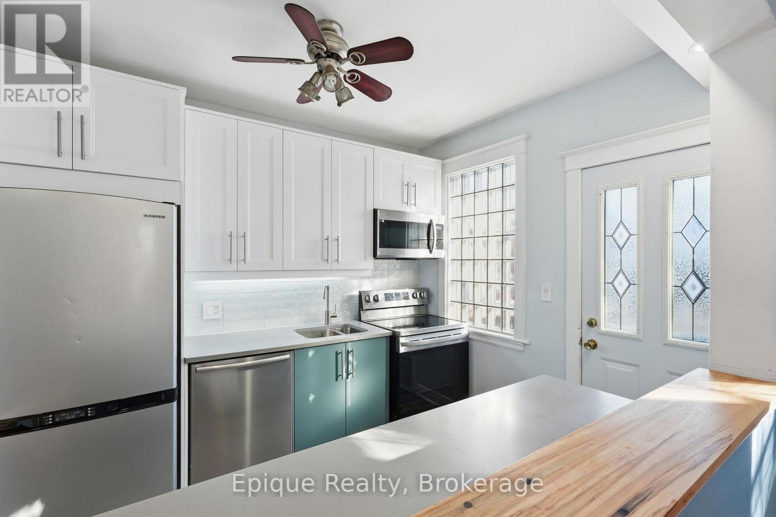 67 Kensington Avenue S, Hamilton, ON - Indoor Photo Showing Kitchen With Double Sink