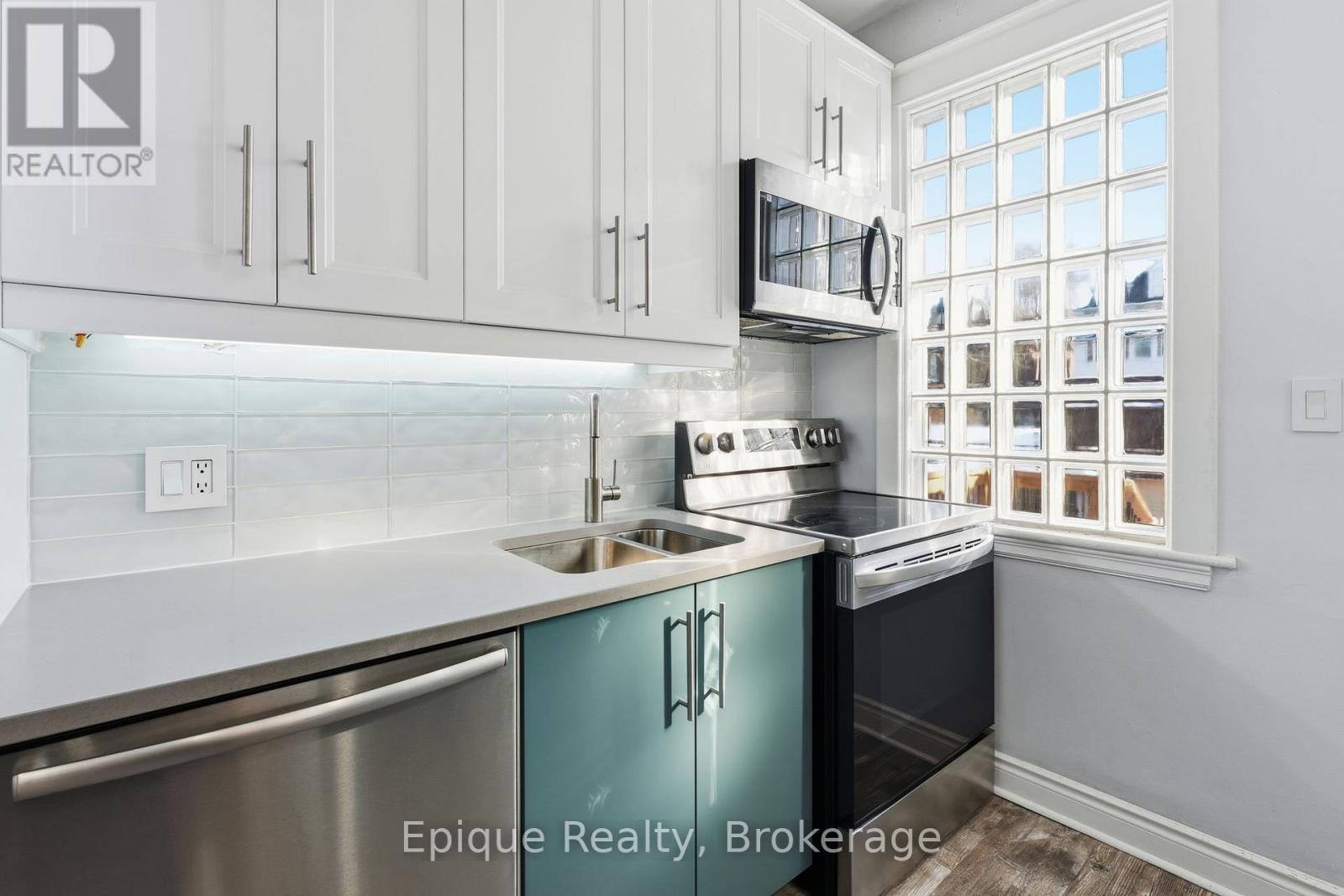 67 Kensington Avenue S, Hamilton, ON - Indoor Photo Showing Kitchen With Double Sink