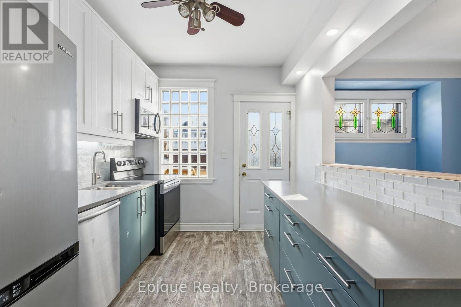 67 Kensington Avenue S, Hamilton, ON - Indoor Photo Showing Kitchen
