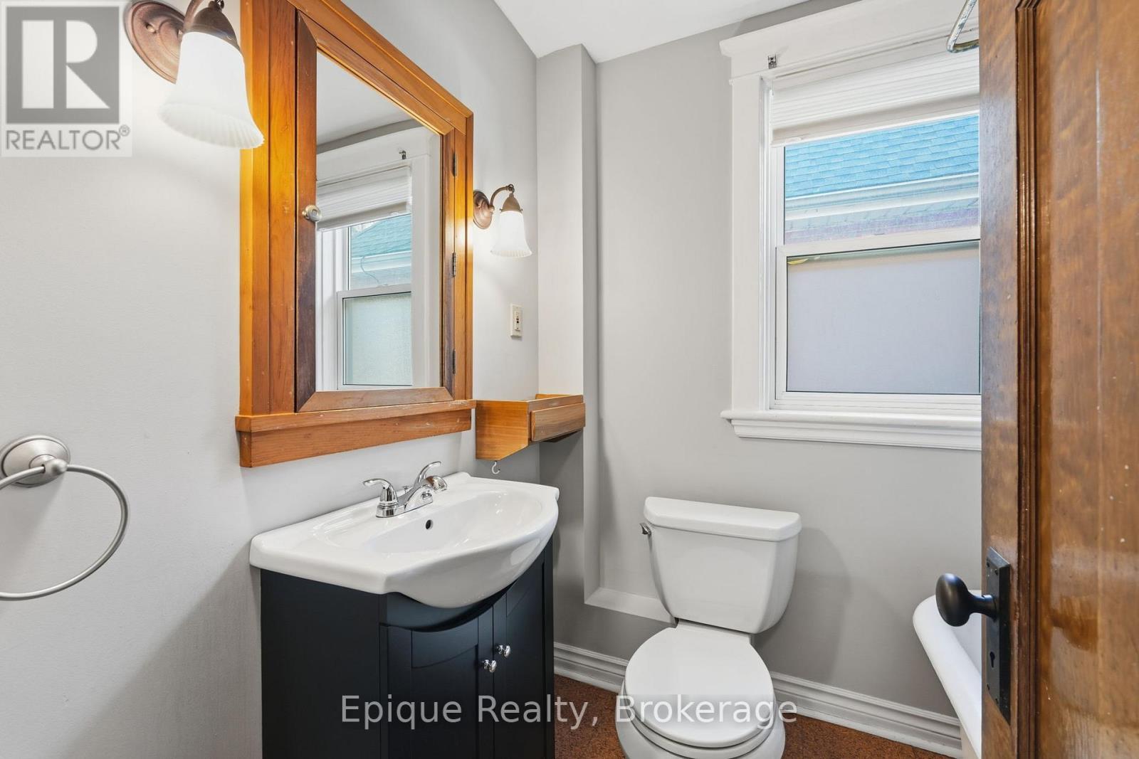 Main bathroom with clawfoot tub - 67 Kensington Avenue S, Hamilton, ON - Indoor Photo Showing Bathroom