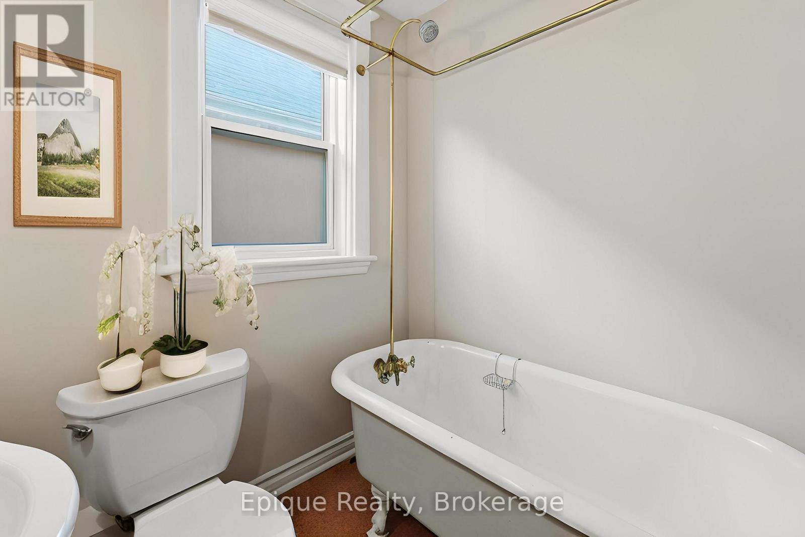 Main bathroom virtually staged - 67 Kensington Avenue S, Hamilton, ON - Indoor Photo Showing Bathroom