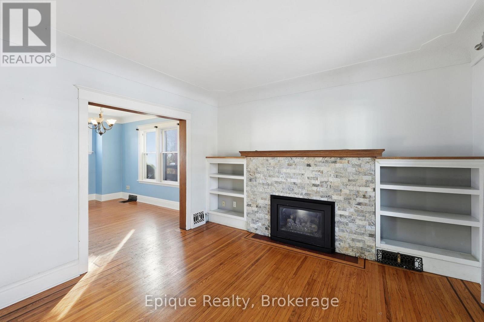 67 Kensington Avenue S, Hamilton, ON - Indoor Photo Showing Living Room With Fireplace