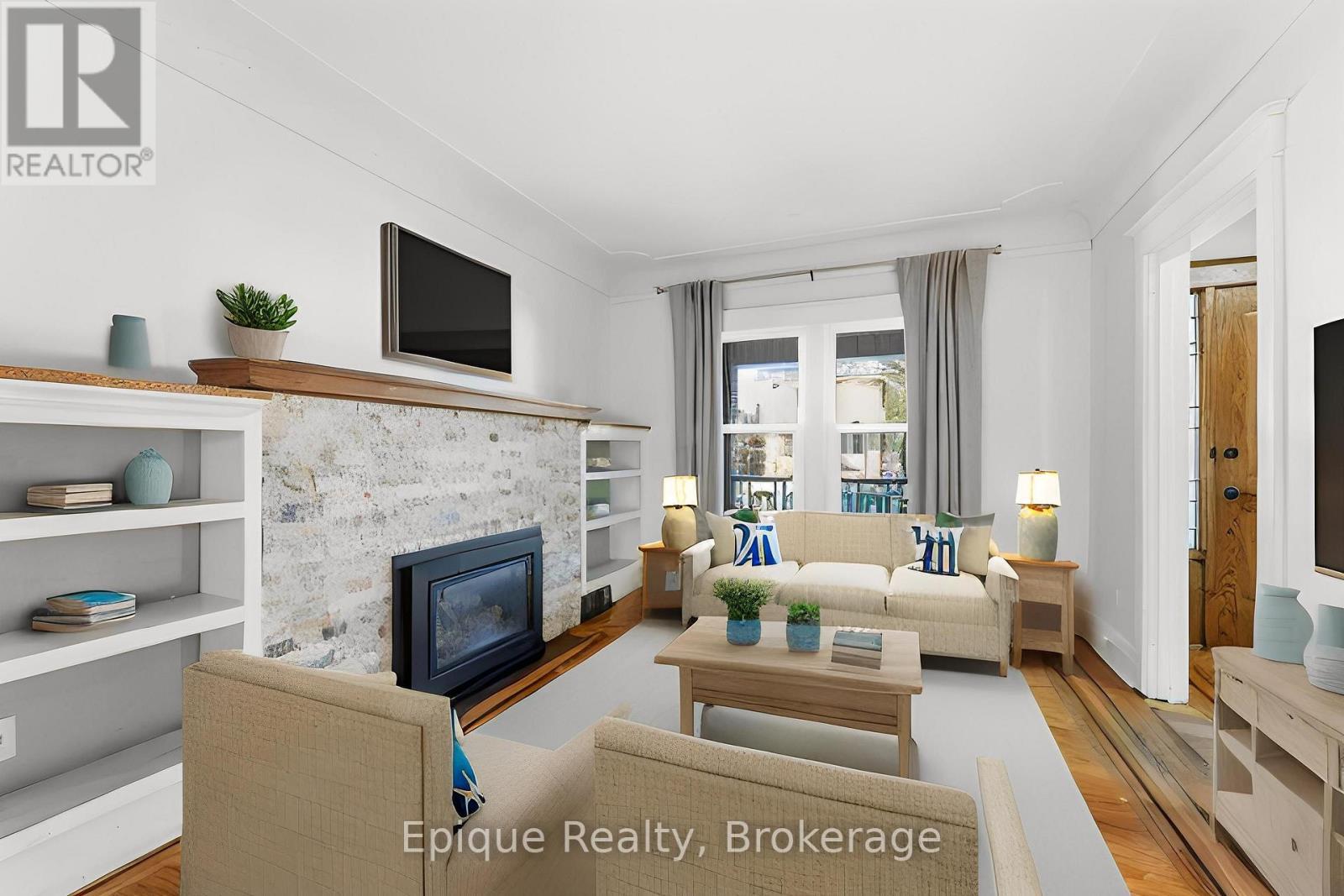 67 Kensington Avenue S, Hamilton, ON - Indoor Photo Showing Living Room With Fireplace