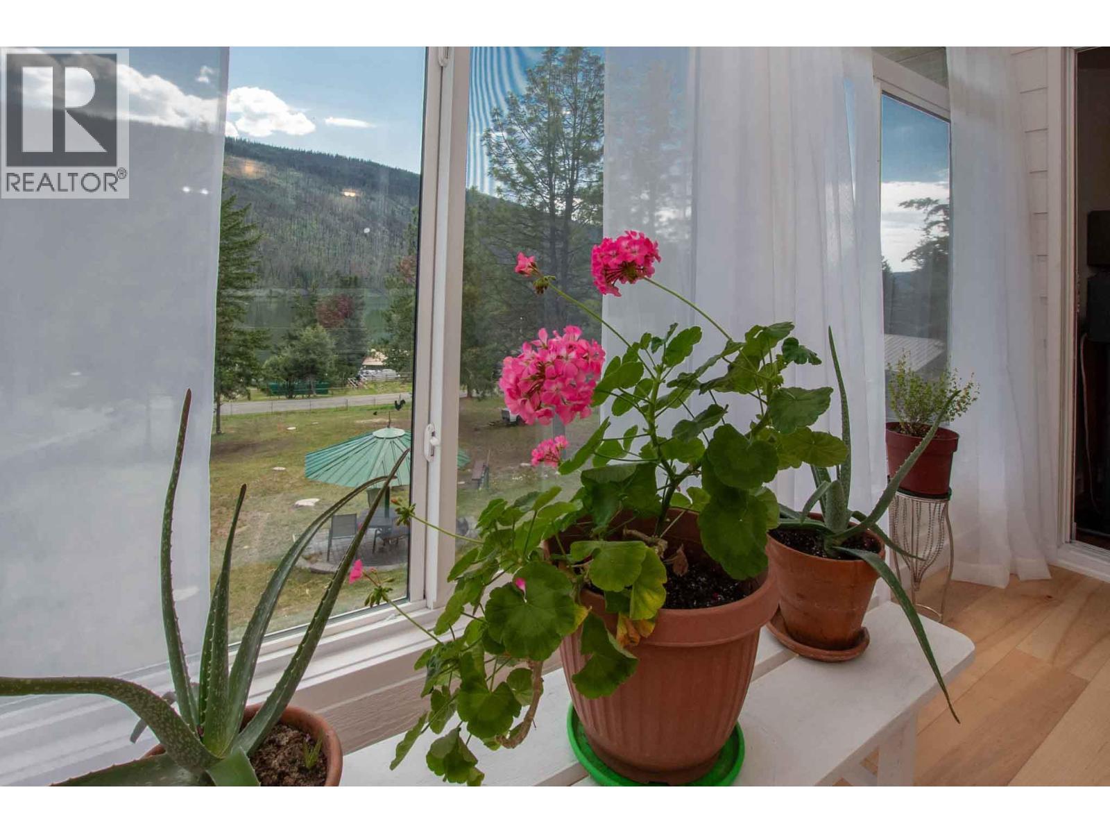 Sunroom with lake views - 3022 Loon Lake Road, Loon Lake, BC - Indoor Photo Showing Other Room