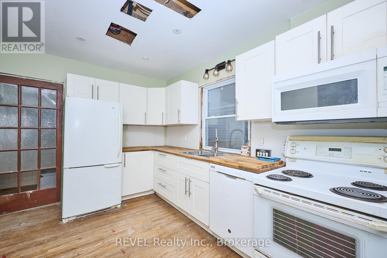 5113 Willmott Street, Niagara Falls (Cherrywood), ON - Indoor Photo Showing Kitchen With Double Sink
